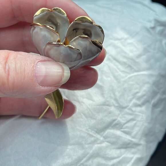 Vintage enamel metal puffed flower brooch. - Picture 5 of 9